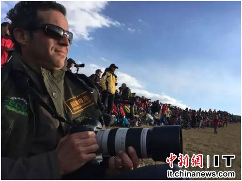 中新網10月13日電 在中外攝影界引起高度關註的壩上草原(赤峰)全球攝影大典在內蒙古赤峰市克什克騰旗烏蘭佈統畫上瞭完美的句號。4000多位攝影人在中國的內蒙古大草原上度過瞭他們難忘的盛會，見證瞭中國攝影人保護大草原的實際行動。