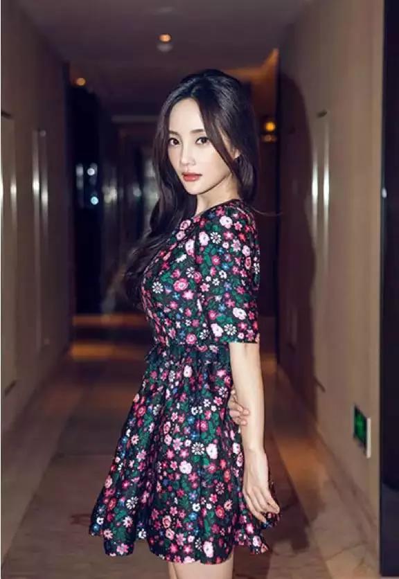 再看看李小璐最近曝光了一组小女人风写真照,不仅颜好,身材也赞到爆