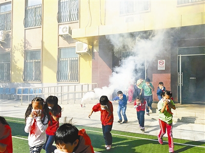 艺美小学学生演练火场逃生(图)