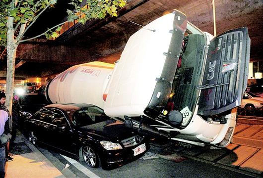 图文:搅拌车侧翻压坏两辆奔驰