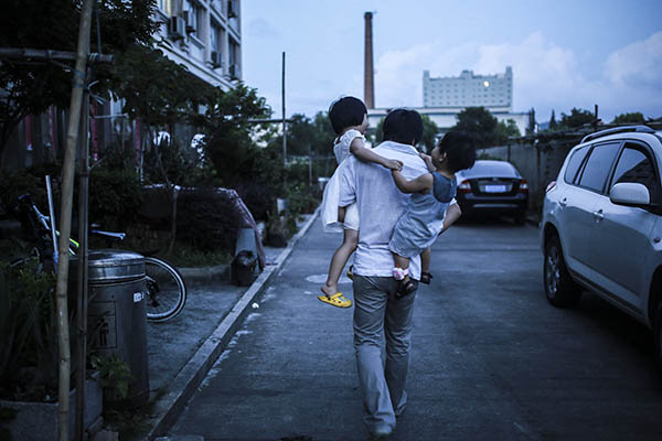 磅礴新闻(www.thepaper.cn)克日得悉,备受重视的浙江“抢生”两孩被征收社会育婴费案或将呈现逆转,两起案子在二审败诉后最后被浙江省初级公民法院(下称浙江高院)判决再审,将于10月27日辨别休庭审理。