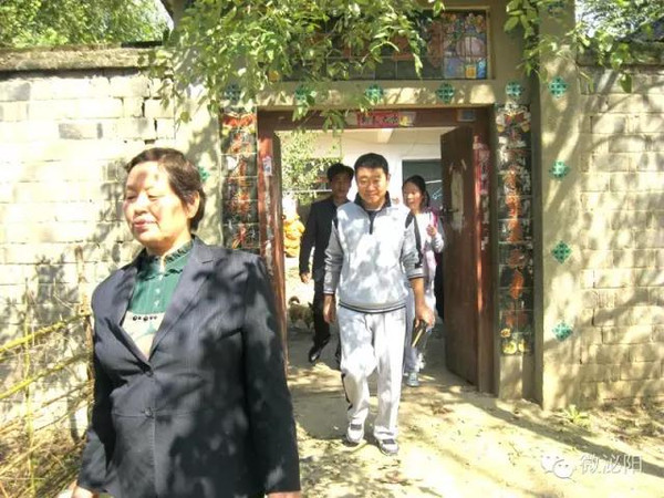 泌阳县杨家集乡董庄第一书记刘占一为民办实事