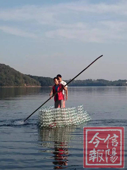 信阳师院学生用500多个矿泉水瓶造船