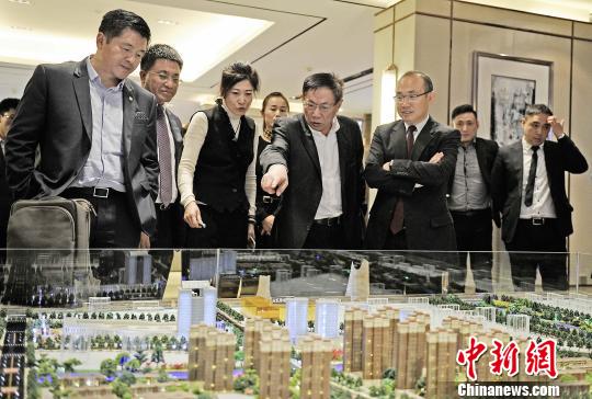 圖為在天津舉辦的京津冀城市經濟發展論壇上，任志強（右）和潘石屹（左）暢談心得體會。 佟鬱 攝