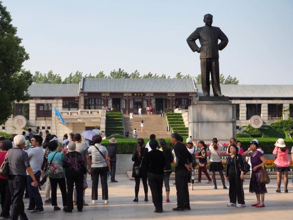 2015年5月19日，江蘇淮安，遊人在周恩來紀念館遊覽。 CFP 資料圖