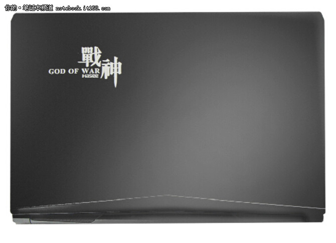 战神Z6-SL7D1机身采用仿肤质胶油涂层,细腻手感筒体勾勒棱角分明外形,利落线条展现未来感和科技感。全黑亚光A面色泽大气,尽显商务风范。值得一提的是,其机身厚度最厚处只28.5mm,在高端游戏本中堪属轻薄。