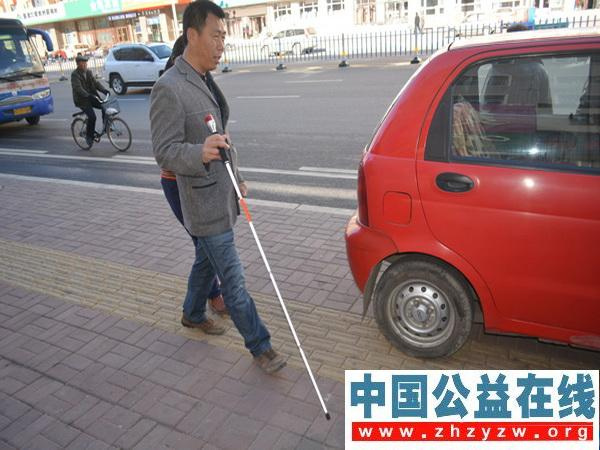 帮助盲人出行 保障盲道畅通