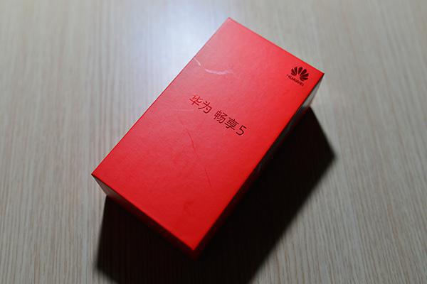 这次华为采用了红色包装盒,这也是首次,足见其重视程度