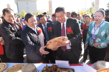 州委常委,宣传部部长杨伟辉正在观看美食.