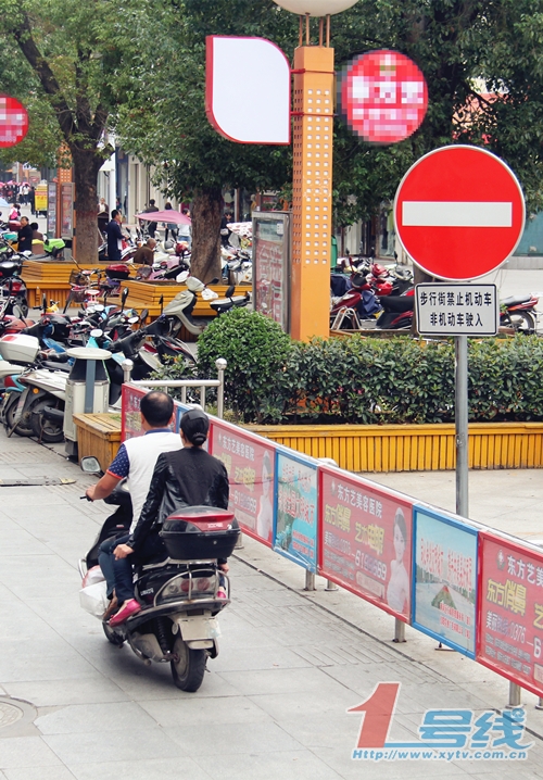 信阳胜利路步行街咋就变成了停车场?