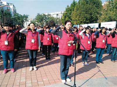 昨日,北京市全国1%人口抽样调查工作联席会议办公室与石景山人民政府联合举行“全国1%人口抽样调查”宣传启动仪式,百名调查员代表集体宣誓,表示将严格执行调查方案,保质保量完成登记。新京报记者 沙璐 摄