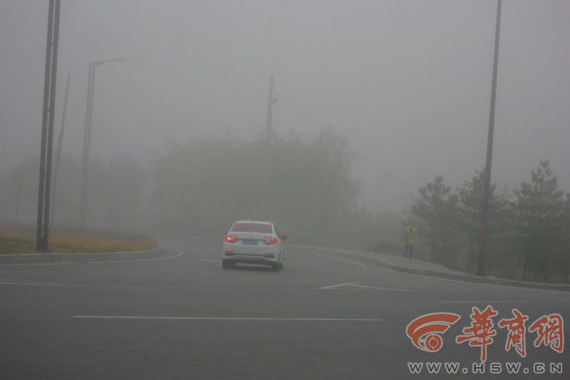 榆林至靖边的高速公路因大雾进行了临时交通管制