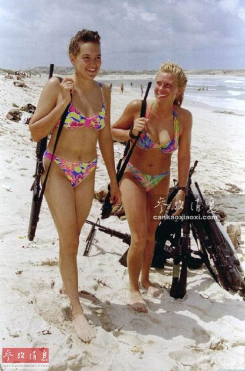原文配图：两位穿泳装在沙滩上执勤的以军女兵。