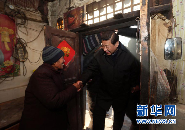 2012年12月29日至30日,中共中央总书记、中央军委主席习近平在河北省阜平县看望慰问困难群众。这是习近平在龙泉关镇骆驼湾村到困难群众唐荣斌家看望。 新华社记者 兰红光