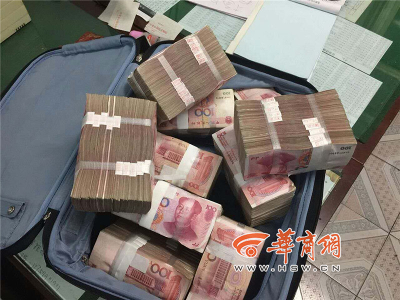 乘客落100万现金在出租车后备箱 幸运找回(组图)