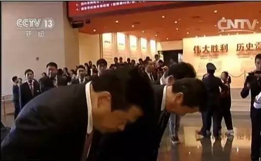山口那津南在抗战纪念馆敬献花篮并鞠躬