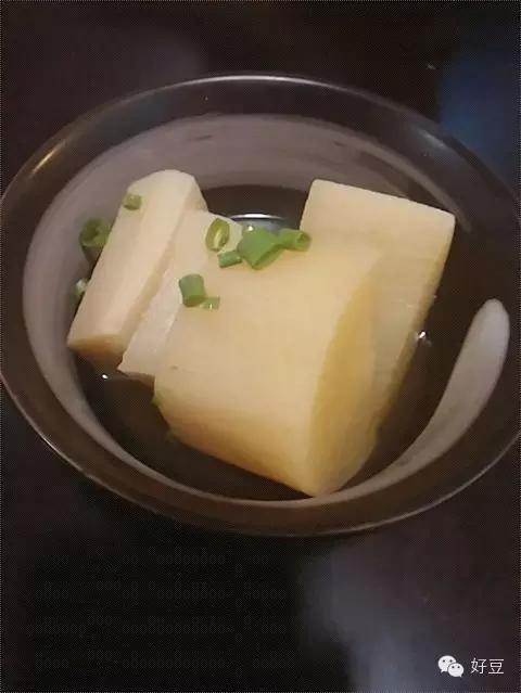 白萝卜1条,甜辣酱,香菜适量作法:1,白萝卜削皮,切块,放入冷水中煮至
