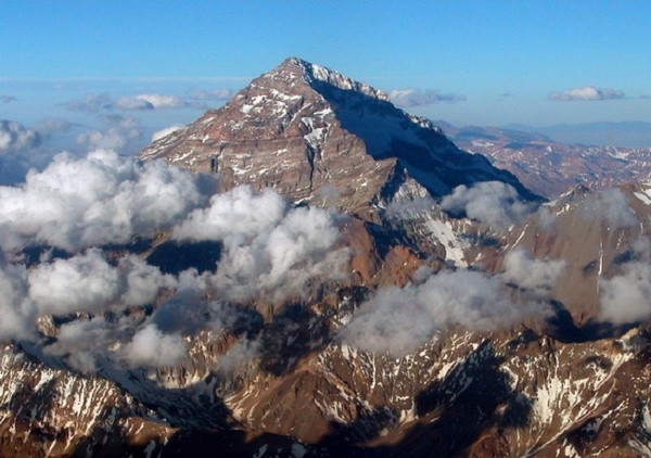 属于南美洲西边的安地斯山脉,是冰川山系.
