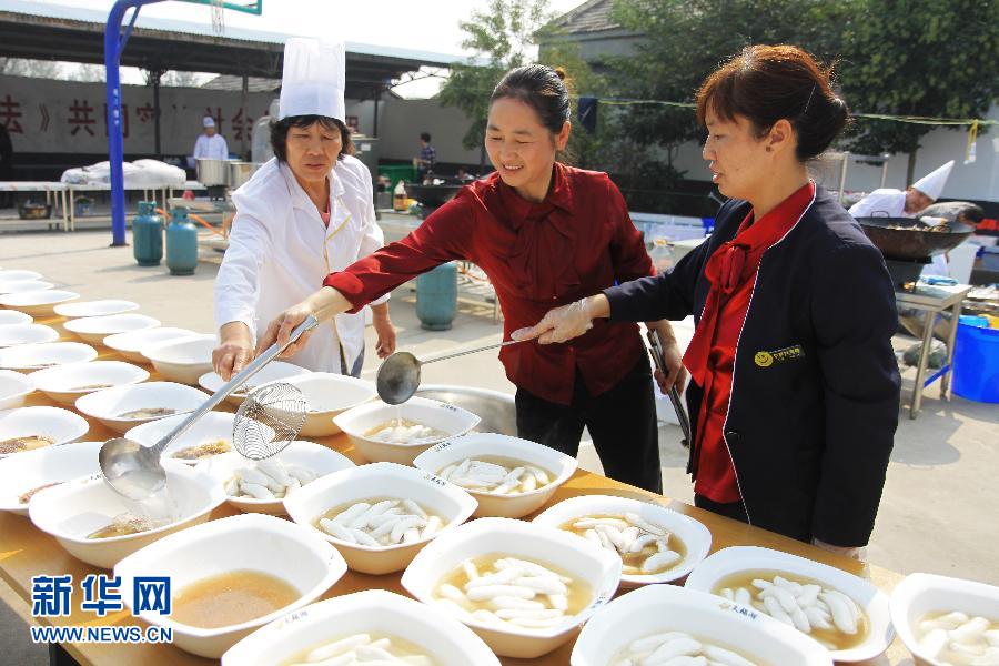 当日,在有着洪泽湖古堰首之称的江苏省洪泽县蒋坝镇,美食香气洋溢老街