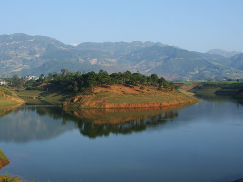 南与永德县分界,属茶马古道南线之一,营盘镇海拔最低位于凤庆,永德