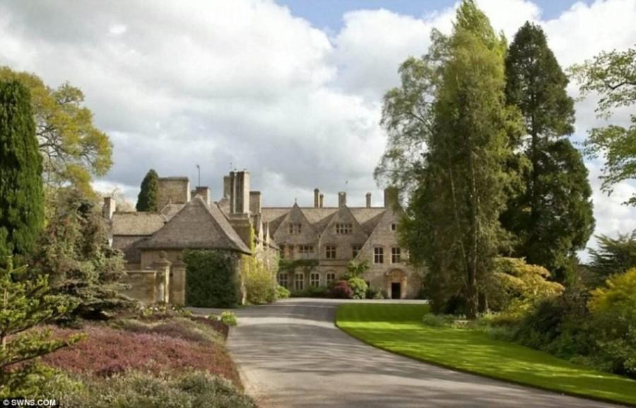 據國外媒體報道，貝克漢姆一傢目前在倫敦租房子住，因為他們在2014年以3億1千5百萬人民幣的價格購買的新房正在裝修。而現在貝克漢姆一傢又看上瞭英國最貴的鄉村莊園。