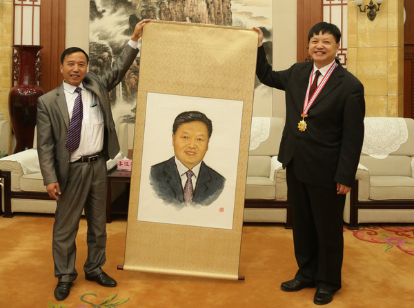 卫辉画家王宏忠:为道德模范画像