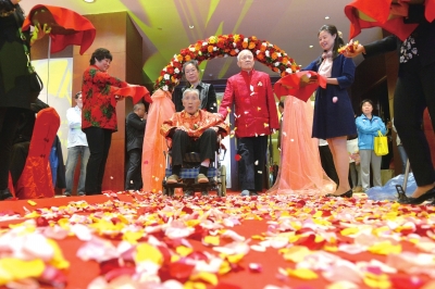白发老人共庆金婚(图)