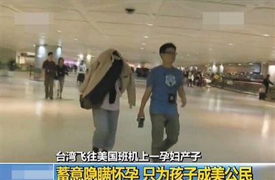 简密斯被遣送后不断拿大衣遮头。视频截图