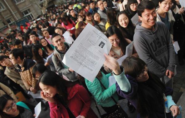 2015年3月22日,天下研讨生测验南京林业大学考点,考生预备进场。CFP 材料