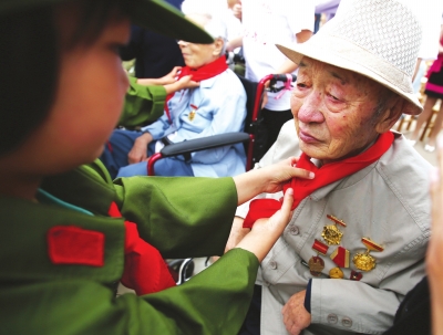 中国抗战纪念消息  第3页 :两位老战友紧紧握手