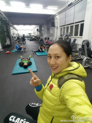 张虹训练之余恶搞队友 身着羽绒服惊呆网友(组图)