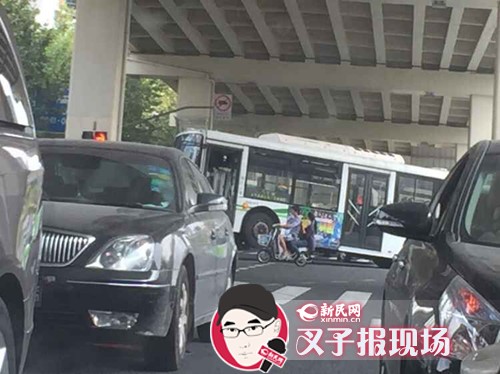 上海早高峰公交车撞死一行人 致交通拥堵