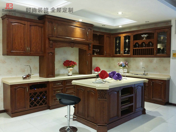 邦派巴洛特实木橱柜-实木整体厨房-江苏泰兴门店实拍图 三、地中海风格; 地中海风格是近几年才流行起来的,橱柜款式有些接近田园或欧式,厨房常会选择蓝、白色做搭配,并有开放式拱门造型,门板以实木、模压、双饰面板居多,也有朋友为了清理方便尝试用UV烤漆板做过,效果也不错哦。