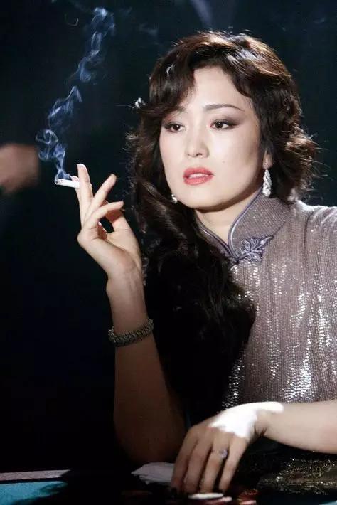 旗袍,在慵懒之中高贵着一份与生俱来的冷艳,流泻着孤傲柔质任性的气质