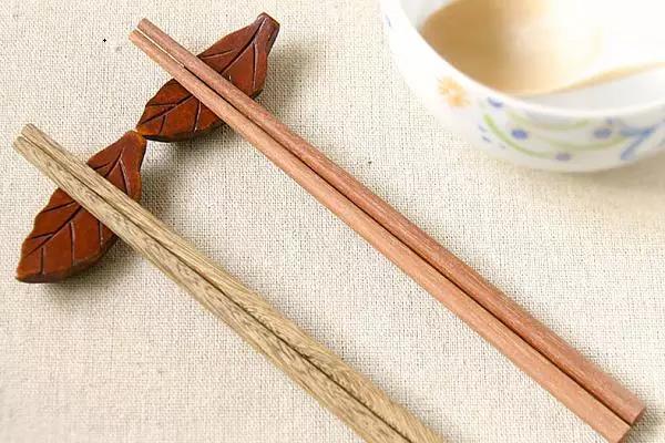 不锈钢筷子、木筷子!吃饭用哪种筷子才没有毒