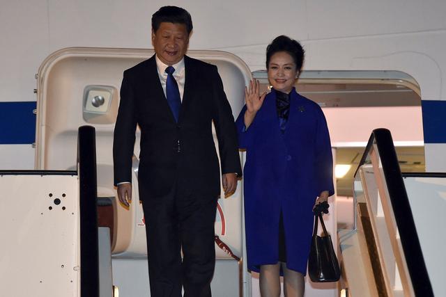 当地时间2015年10月19日，中国国家主席习近平偕夫人彭丽媛抵达伦敦，开始对英国进行国事访问。本次出访，习近平夫妇的情侣装非常有心的选择了英国“皇家蓝（Royal Blue）”，彭妈妈身着中式旗袍和深蓝色外套，习近平则佩戴了一条同样颜色的领带。