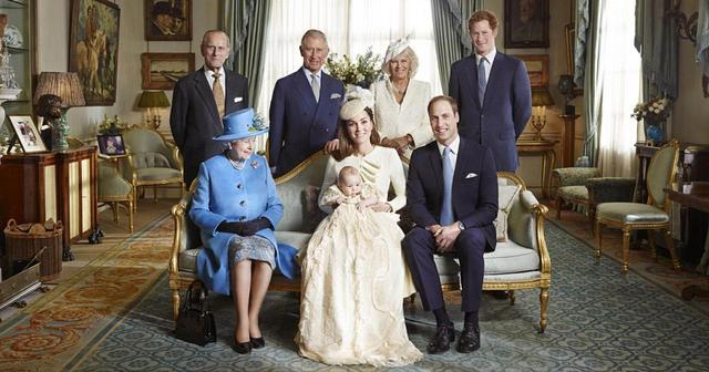 为何彭丽媛和英国王室都钟爱皇家蓝?
