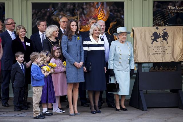 女王对“皇家蓝”的热爱也传承到了英国王妃凯特的身上，从这张图就可以看出，英国王室在出席活动的时候有多喜爱蓝色！