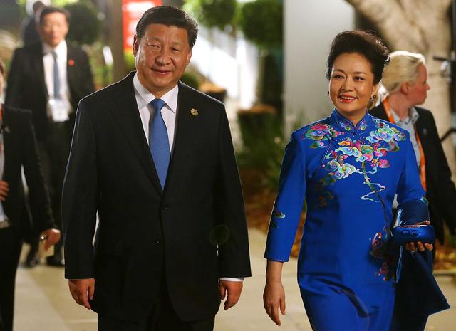 抛开对英国王室的致敬，其实彭妈妈自己也非常钟爱蓝色。去年的G20峰会上，彭丽媛一袭宝蓝色绣花旗袍惊艳四座，既气质高雅，又有中国特色。