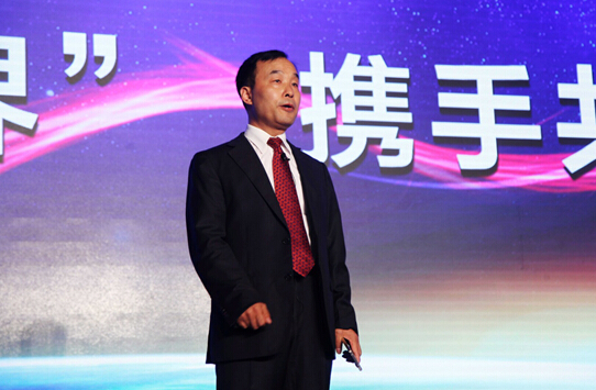 “色彩逼真、光影效果好、立体感强、画质顶级,还原了真实世界的视觉效果。”陪同刘女士一起前来的邓先生这样说,“作为尝鲜族,上市之后一定要先买一台。”