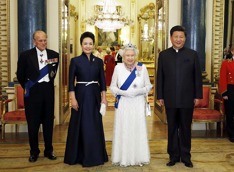 习近平和彭丽媛出席英国女王伊丽莎白二世举行的欢迎晚宴 新华社记者 鞠鹏 摄
