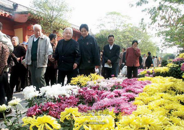 重阳糕又称花糕,菊糕,五色糕,制无定法,较为随意.