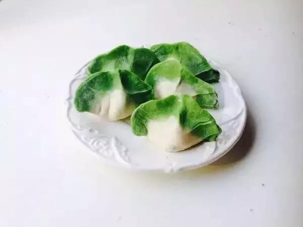 这款翡翠白菜饺子造型漂亮,新颖,突破了传统思维.
