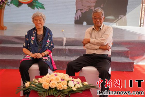 褚時健與夫人馬靜芬共同出席2015年褚橙上市發佈儀式 (中新網 王槊攝)
