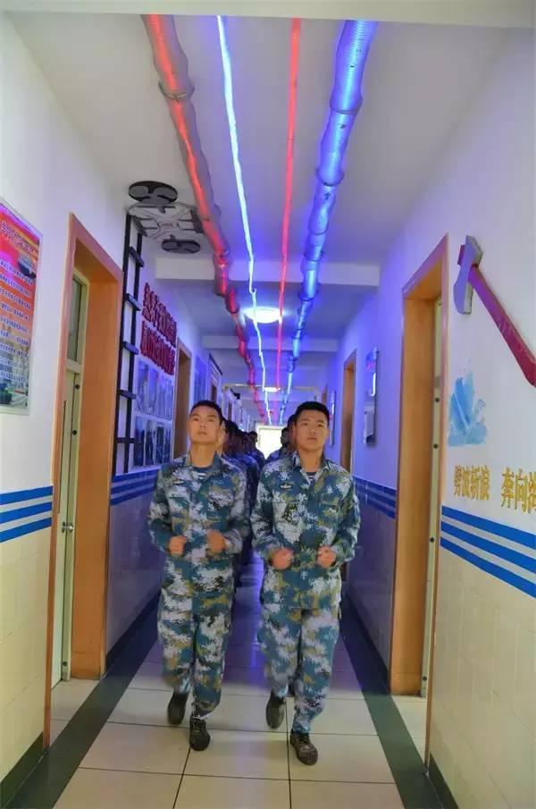 海军军校女生在宿舍练瑜伽(1/31)(组图)