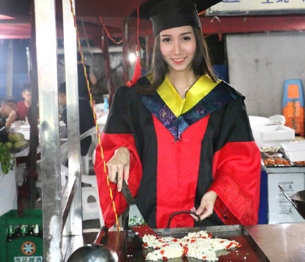 譬如北大生物博士做保洁阿姨,女硕士毕业摆摊卖烤脑花,厦大 博士求职