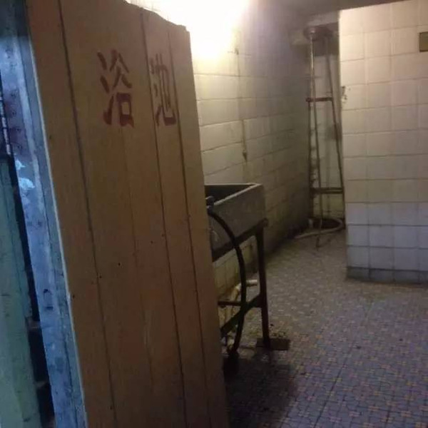 在全北京最脏的厕所旁吃牛丸火锅 !
