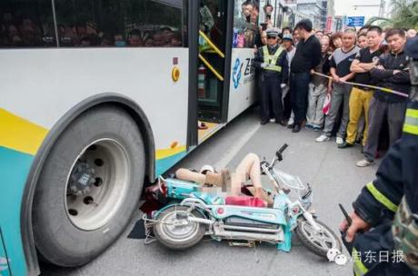 触目惊心!出租车突开车门 女子被撞倒后遭碾压身亡