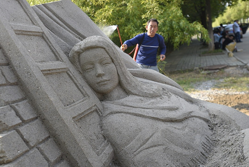 男生刻1.5米沙雕告白 正面是女主角头像和心型