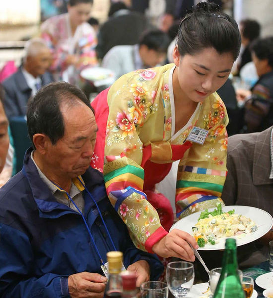 据悉,这些年轻貌美的朝鲜女服务员共计50余名,专门负责金刚山饭店离散